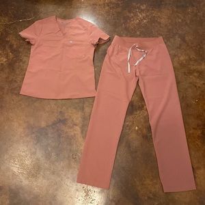 Figs mauve scrub set